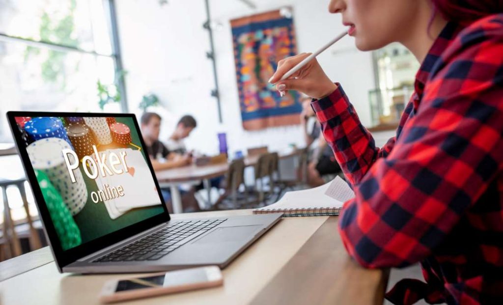 Psychological Differences Between Online and Live Poker Players