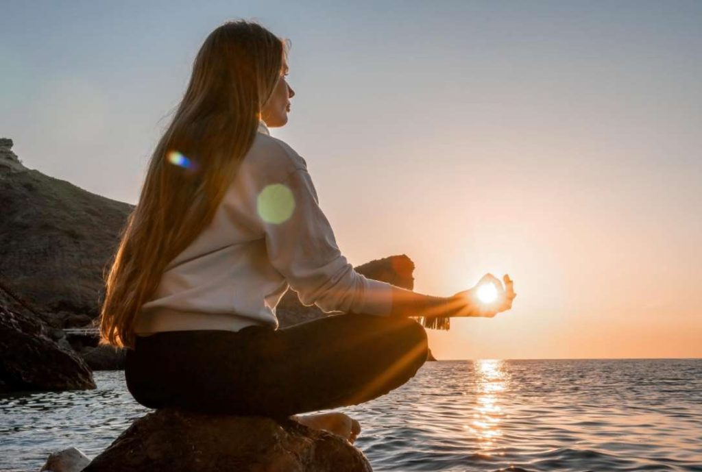 The Miracle of Mindfulness: A Guide to Meditation and Living in the Present Moment