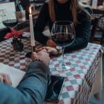 dating in restaurant