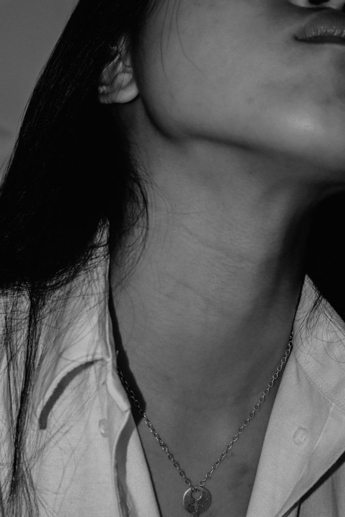 vrouw, gekleed in zilveren ketting en ketting