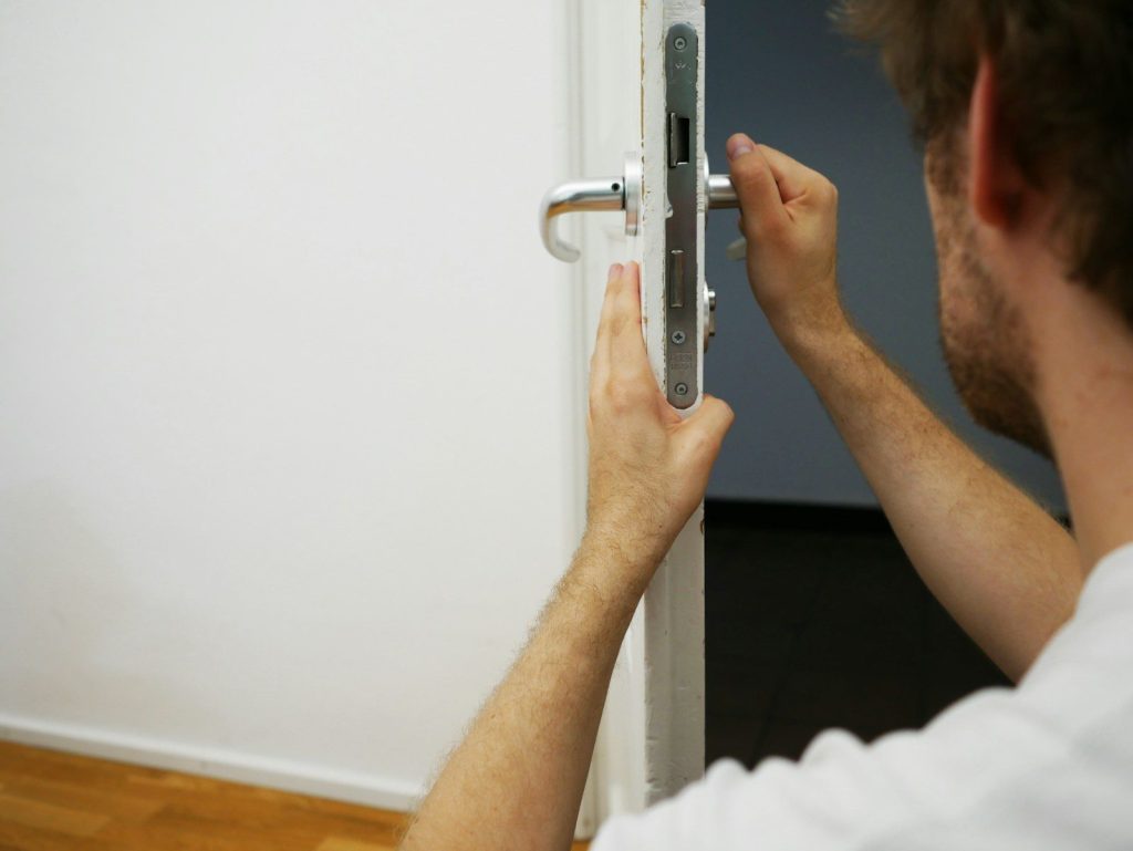 When It’s Time to Call a Professional Instead of Forcing a Lock